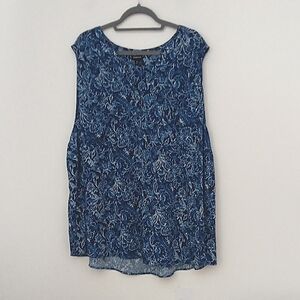 Torrid Blouse Women's Size 5X Blue & White Floral Sleeveless V-Neck 1/4 Button